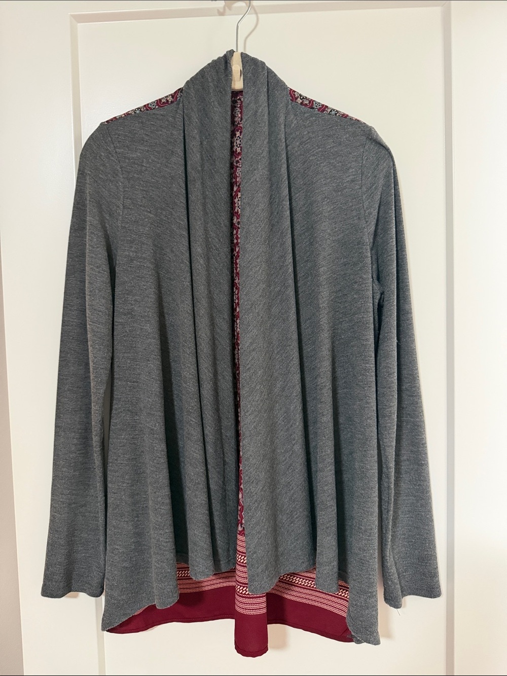 Le Lis Gray Open-Front Cardigan with Maroon Accent